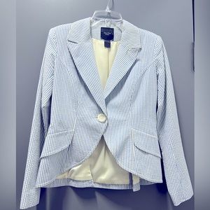 SMYTHE one button cutaway Blazer. Blue and white seersucker stripe. Size 4